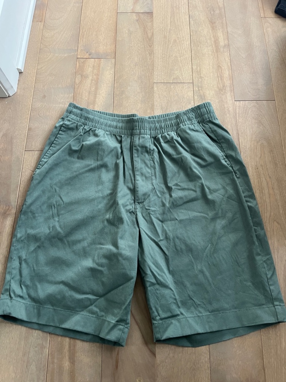Uniqlo Men's Olive Green Elastic-Waist Hybrid Shorts